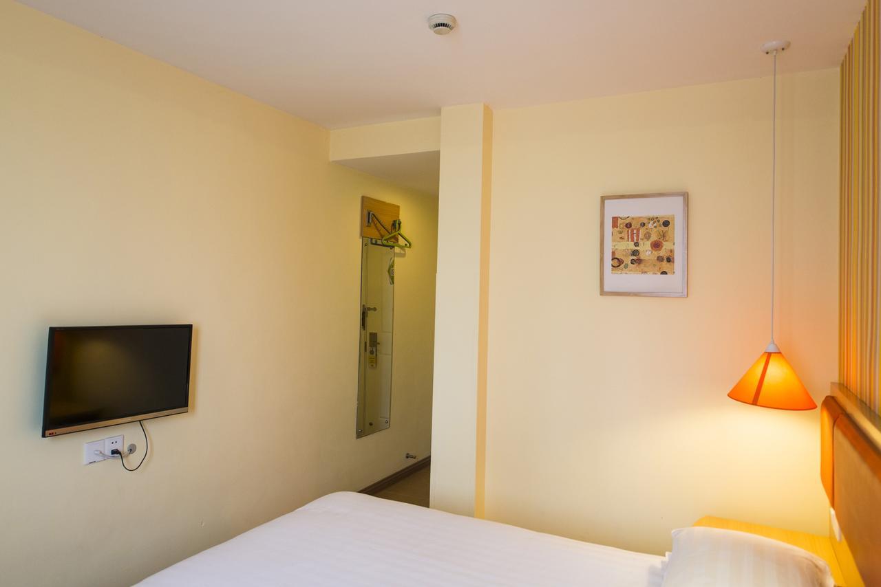 Zhonghuan Hutai Road Hotel 2*