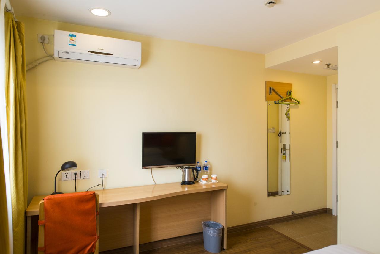 Zhonghuan Hutai Road Hotel 2*